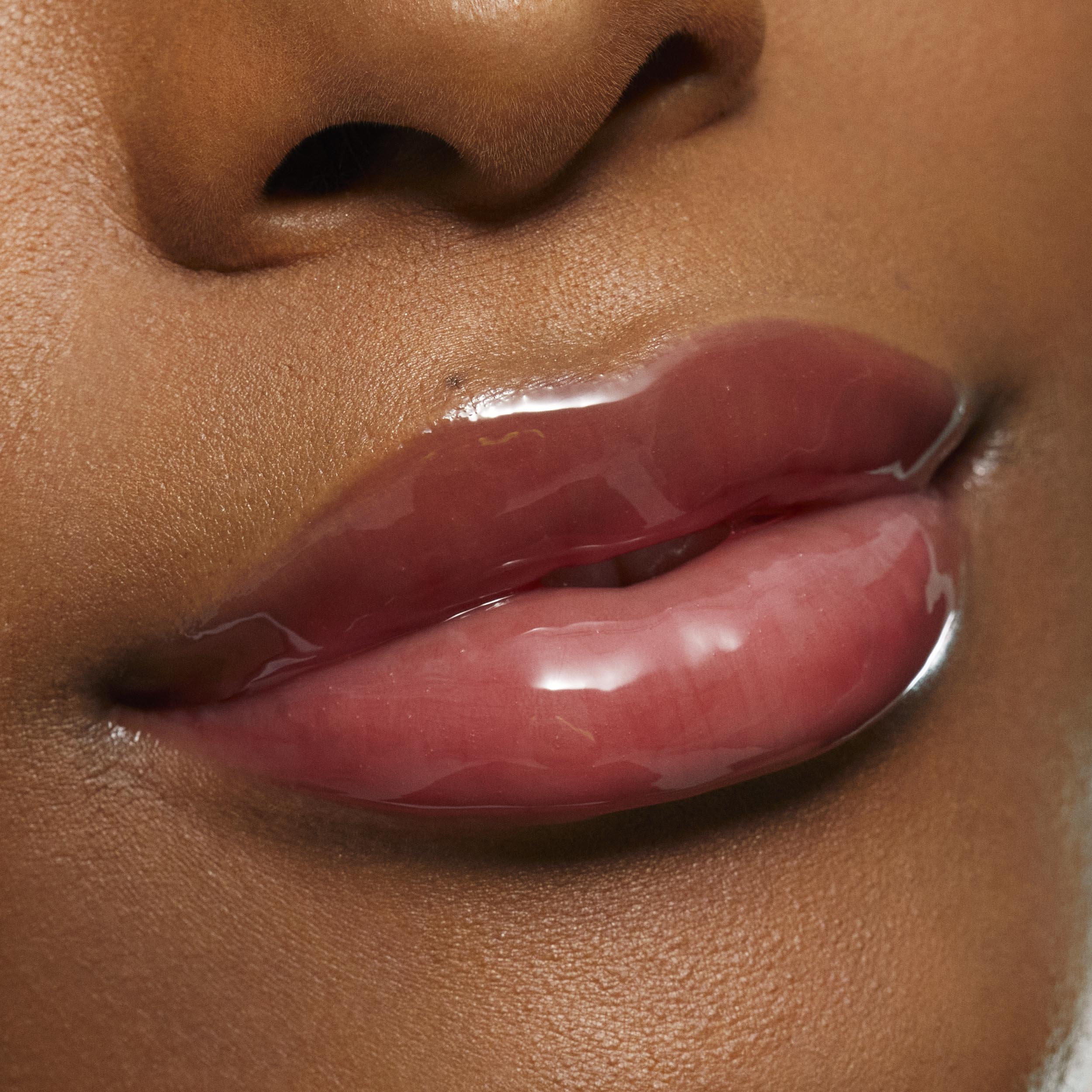 KJC_GLD_23_LipMacro_FallInLove_03_WS.jpg