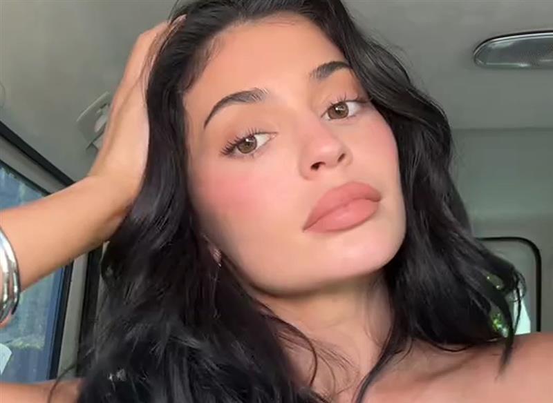 Kylies Peachy Glow Look Bundle